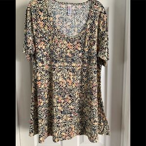 Lularoe a perfect blouse, cream colored pattern
